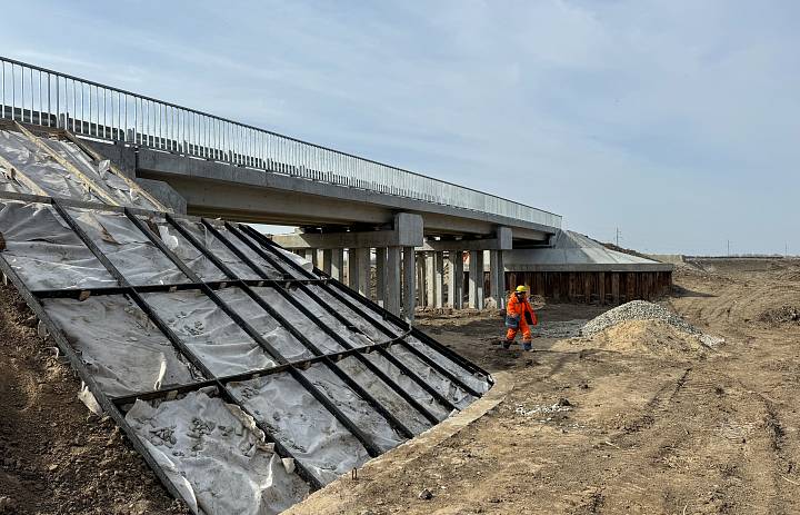 В Астраханской области на мосту через ерик Широкий Банный завершились работы на первой половине моста