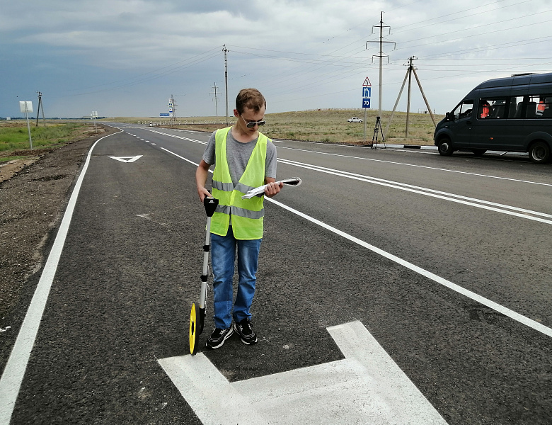 Студенты астраханского автомобильно-дорожного колледжа помогают специалистам в проверке дорог