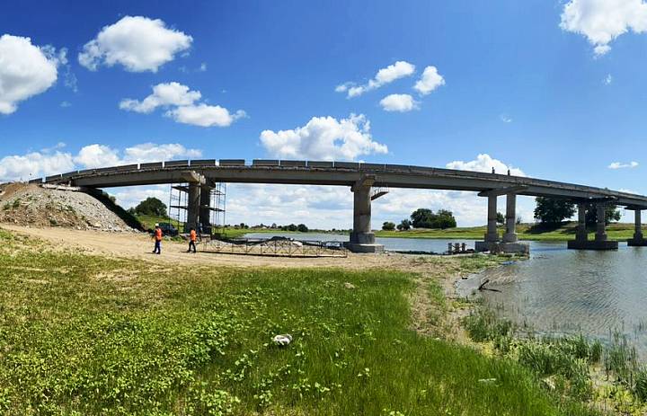 В Харабалинском районе Астраханской области капитально ремонтируют мост через ерик Казачий