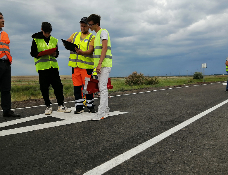 Студенты астраханского автомобильно-дорожного колледжа помогают специалистам в проверке дорог