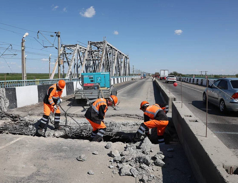 В Наримановском районе Астраханской области ремонтируют мост через ерик Бобер