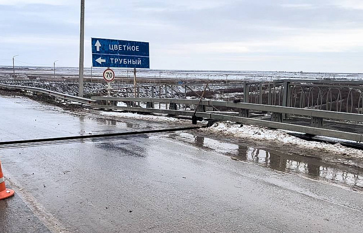 В Астраханской области устраняют дефект на мостовом переходе автодороги Володарский - Цветное 