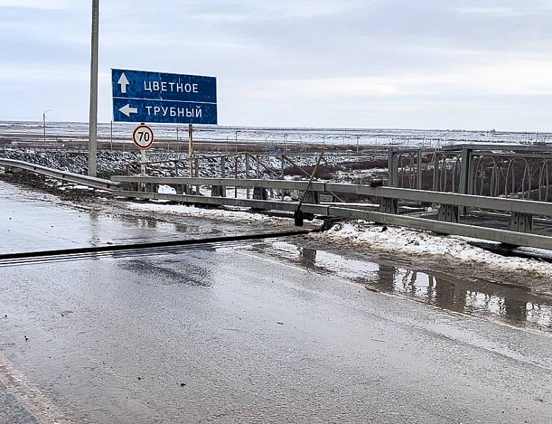 В Астраханской области устраняют дефект на мостовом переходе автодороги Володарский - Цветное 