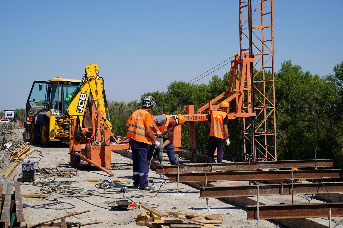 В Красноярском районе Астраханской области продолжается капремонт моста через реку Кизань 