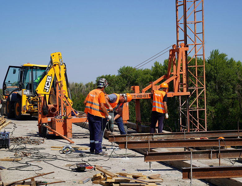 В Красноярском районе Астраханской области продолжается капремонт моста через реку Кизань 