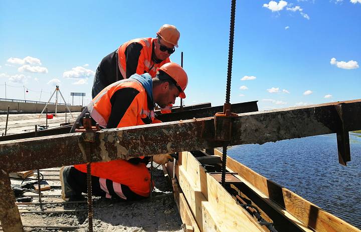 На региональных трассах Астраханской области ремонтируют мосты