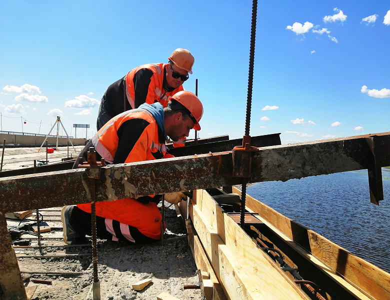 На региональных трассах Астраханской области ремонтируют мосты