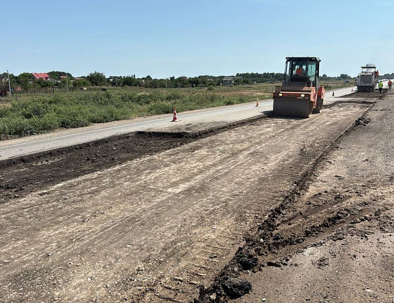 В Астраханской области ремонтируют трассу Буруны – Басы – Промысловка
