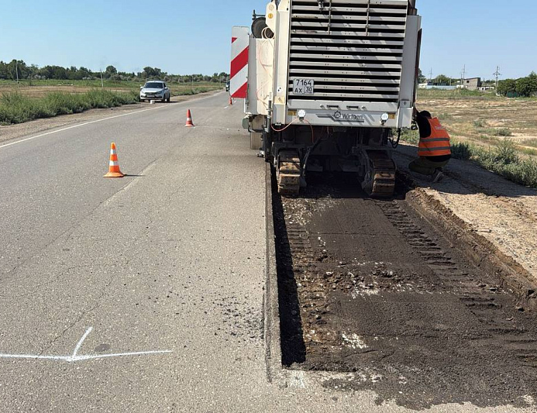 В Астраханской области ремонтируют трассу Буруны – Басы – Промысловка