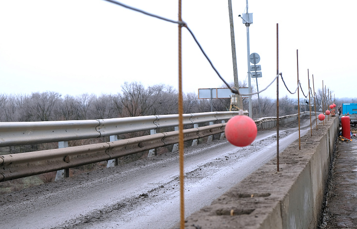 В Приволжском районе Астраханской области капитально ремонтируют мост через ерик Сухой Рычан